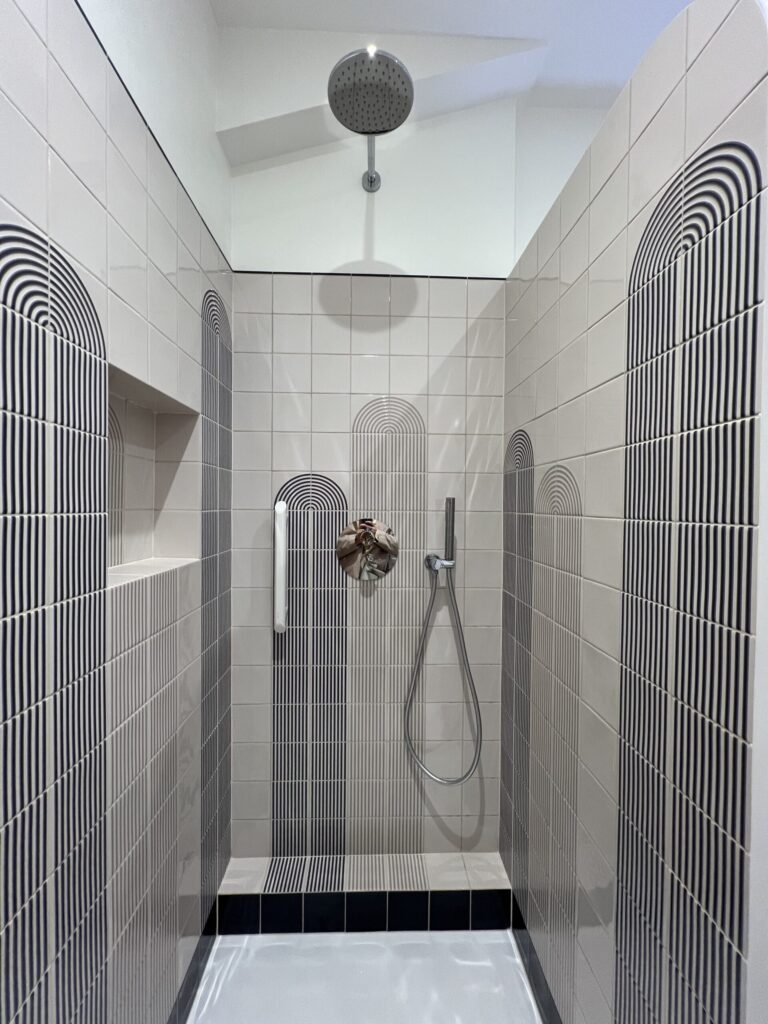 nouvelle salle de bain espace lavabo zoom sur la douche