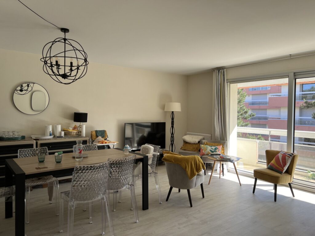 avant: vue salle à manger + tv