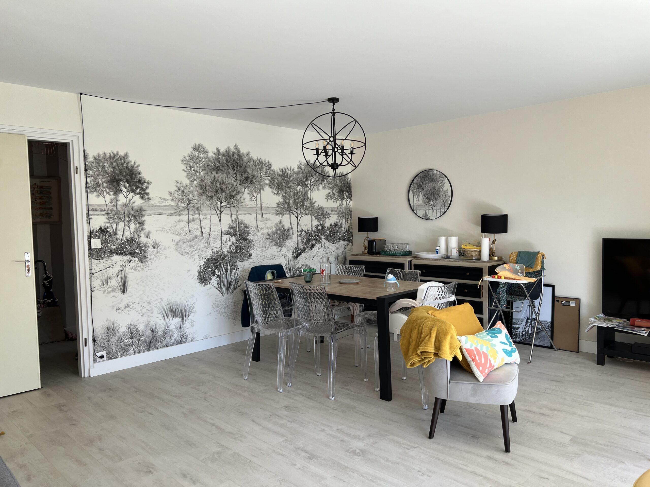 avant: vue sur papier peint et salle à manger