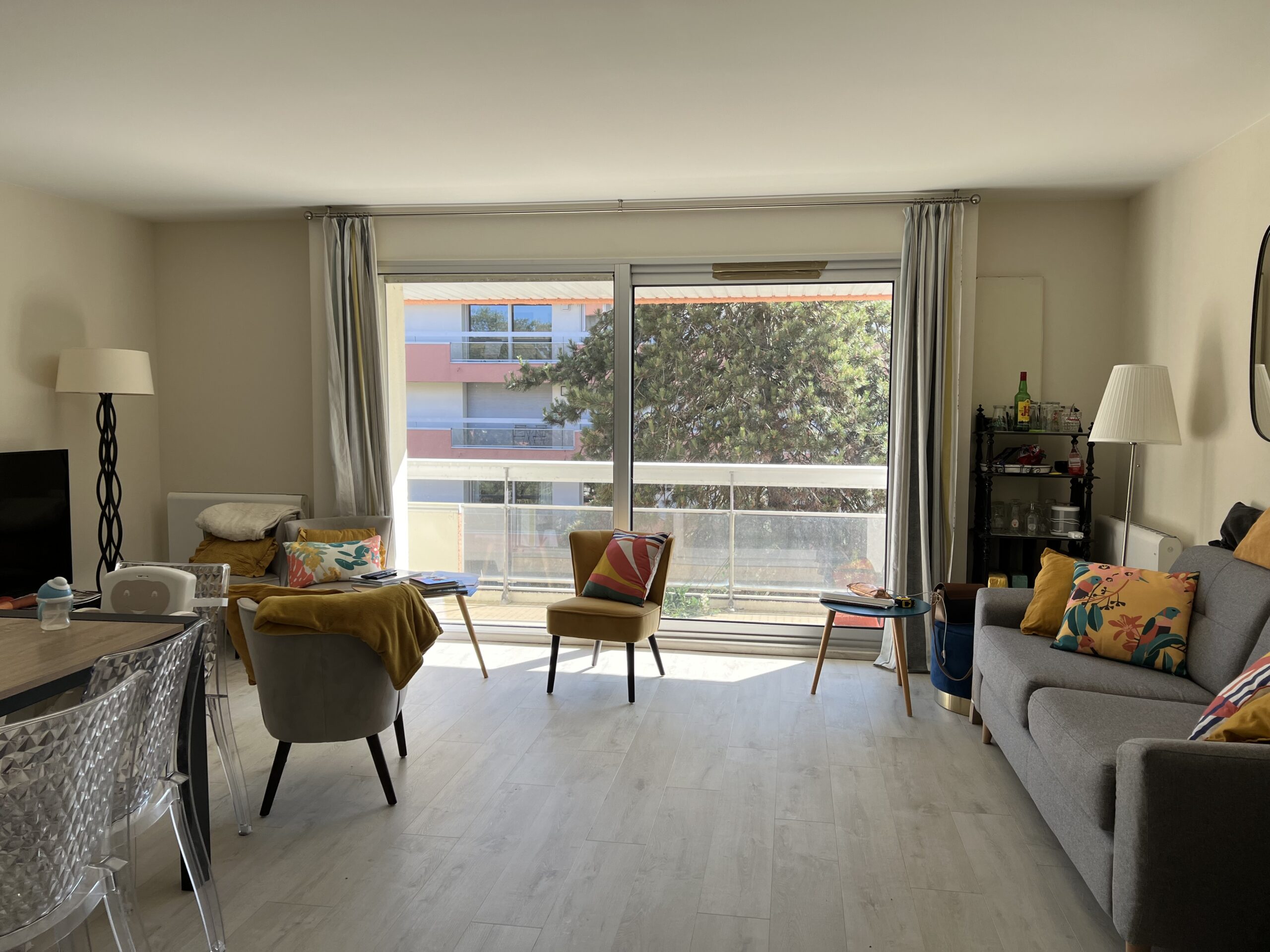 avant: vue depuis entrée pièce