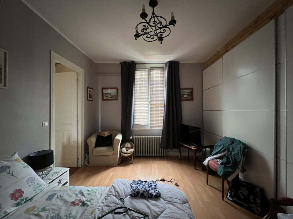 vue avant avec dressing du commerce et ancienne porte