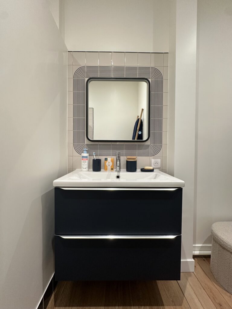 nouvelle salle de bain espace lavabo avec miroir et effet encadrement