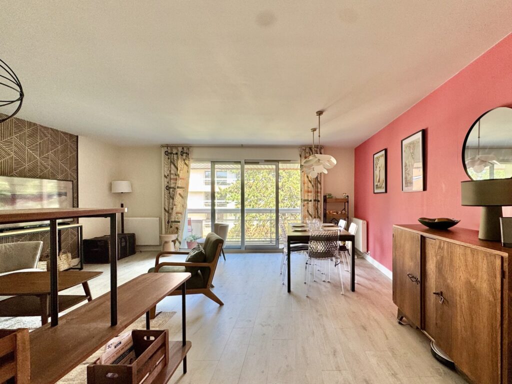 après: vue depuis entrée pièce